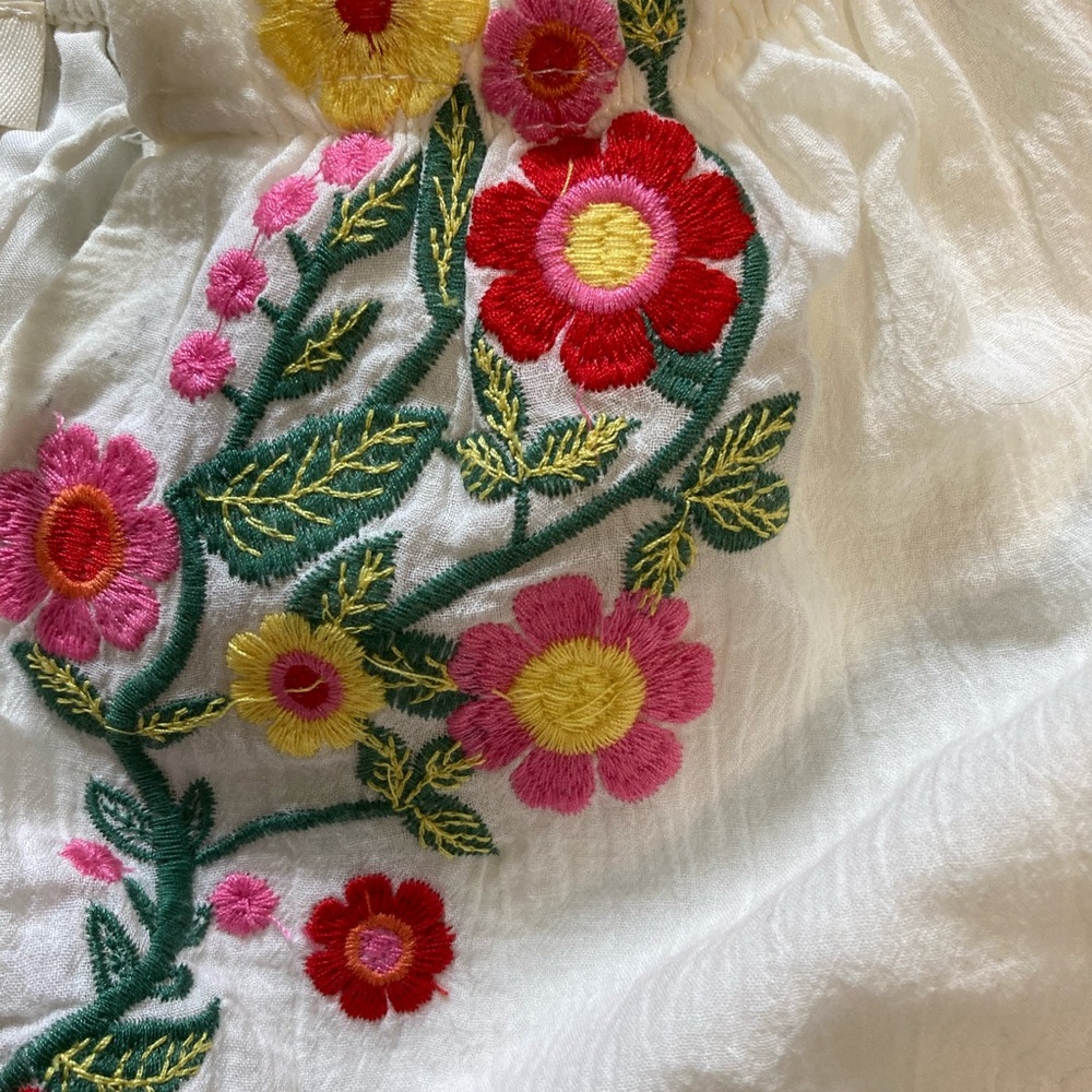 Umgee white dress with embroidered flowers. Size small
